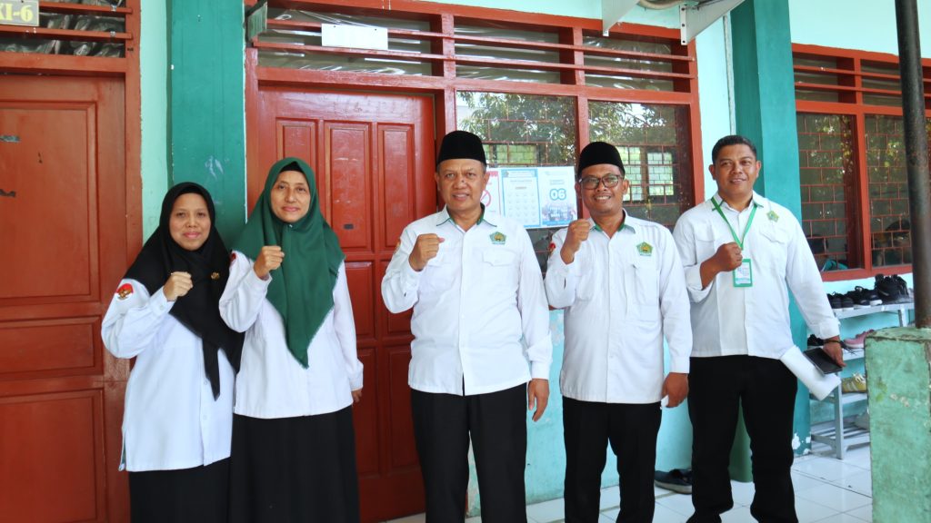 Kepala Kantor Kemenag Sidoarjo didampingi oleh Plt. Kepala Seksi Pendidikan Madrasah Kemenag Sidoarjo Meninjau Pelaksanaan OMI tingkat MA di MAN Sidoarjo