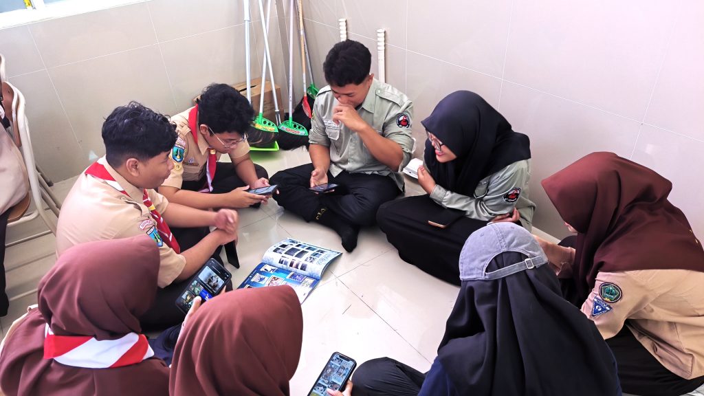 Diskusi antar divisi untuk penyusunan Majalah El-Manzil