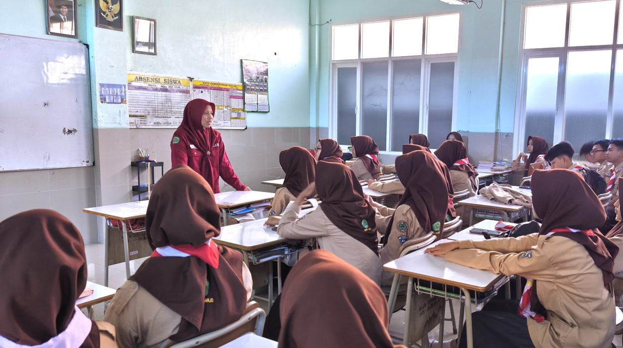 Pembina Jurnalistik El-Manzil MAN Sidoarjo memberikan arahan terkait penyusunan Majalah