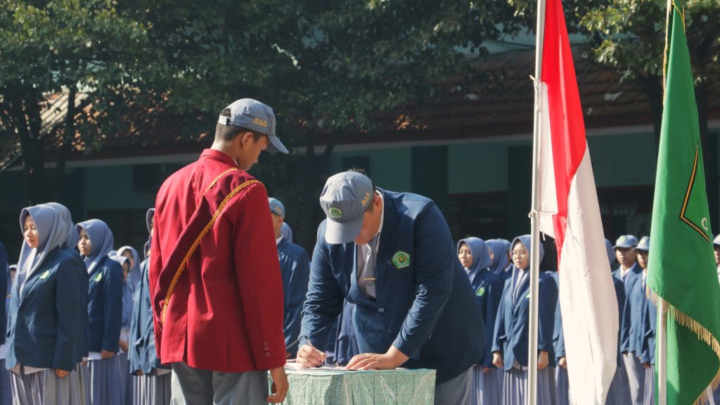 Penandatanganan Berita Acara Serah Terima Jabatan Pengurus OSIM MAN Sidoarjo Periode 2026/207