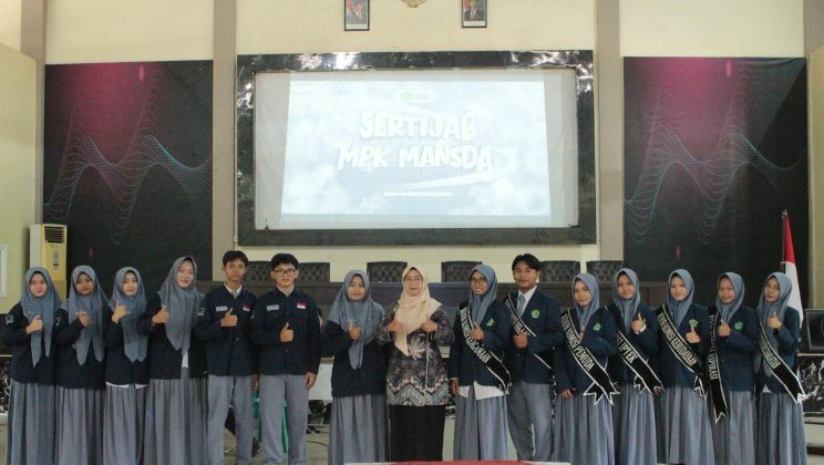Sertijab MPK MAN Sidoarjo didampingi Wakil Kepala Bidang Kesiswaan