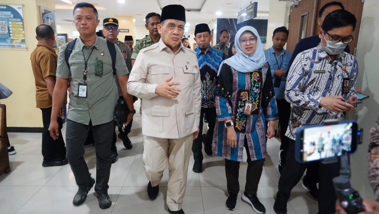 Wamenag Jenguk Santri Manbaul Hikam, Salurkan Bantuan untuk Pesantren Terdampak Keracunan Makanan