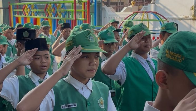 Ketika Setiap Langkah Mengajarkan Tanggung Jawab: Upacara Bendera MIN 2 Sidoarjo