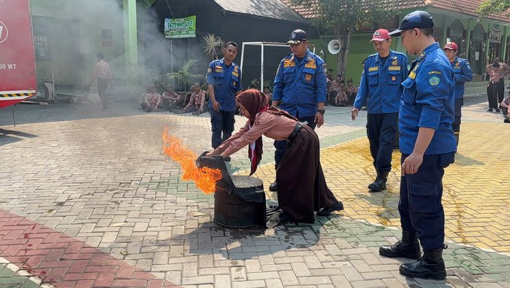 Seru dan Menegangkan! Siswa MTsN 4 Sidoarjo Belajar Tangani Api hingga Ular Bersama BPBD Kabupaten Sidoarjo