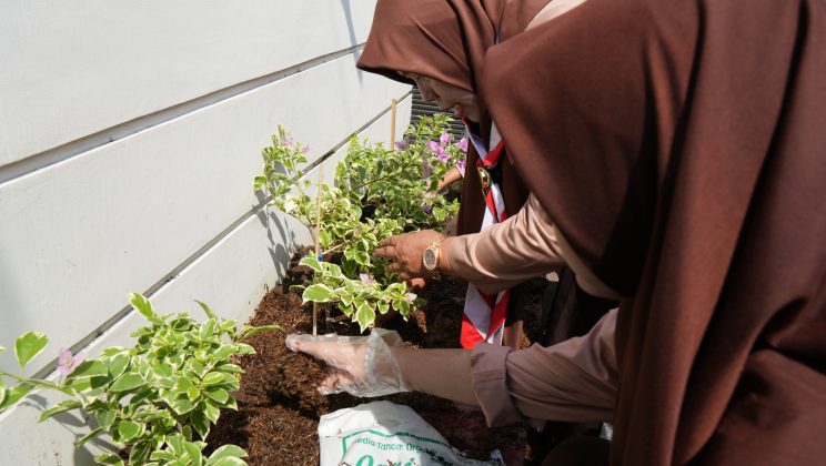 Lestarikan Lingkungan Madrasah, MTsN 1 Sidoarjo Gelar Aksi Kokurikuler “Green Finger Project”