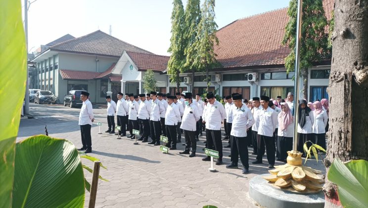 Kepala KUA Sidoarjo Tekankan Profesionalisme Layanan dan Penguatan Koordinasi pada Apel Pagi ASN