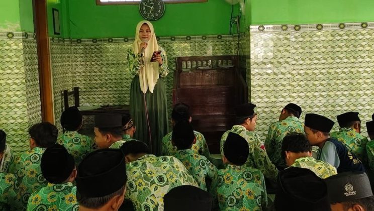 Khitobah Rutin Rabu Pagi: Pelajar MTsN 4 Sidoarjo Tampil Percaya Diri, Angkat Pesan tentang Ilmu, Keselamatan, dan Kedamaian