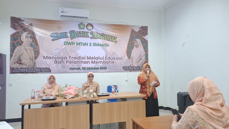 Semarak Hari Batik Nasional, DWP MTsN 2 Sidoarjo Gelar Workshop Batik Cap Bernuansa Ikon Madrasah