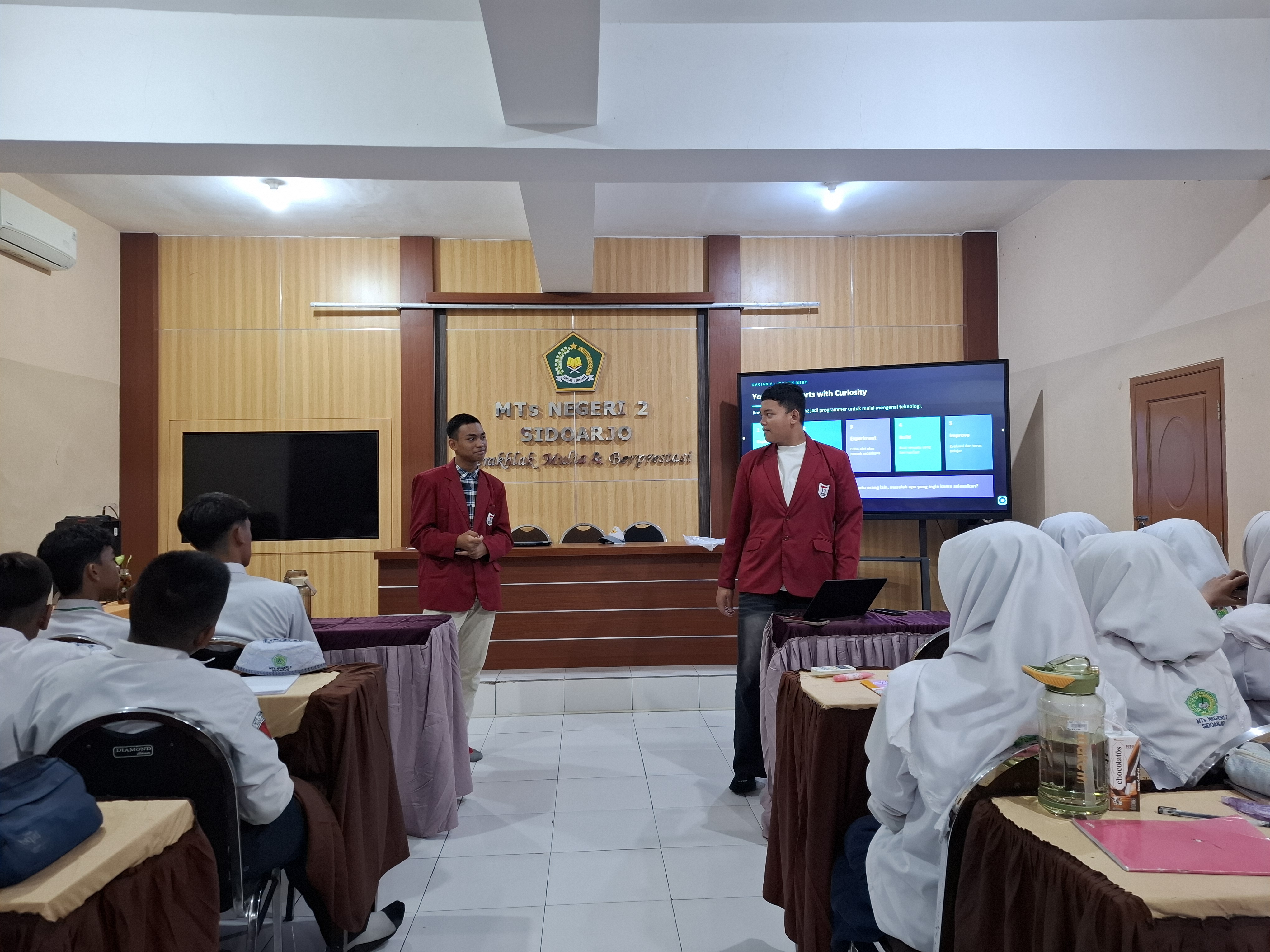 Moklet Mengajar 2026, Siswa SMK Telkom Malang Ajak Pelajar MTsN 2 Sidoarjo Jelajahi Dunia IT dan AI