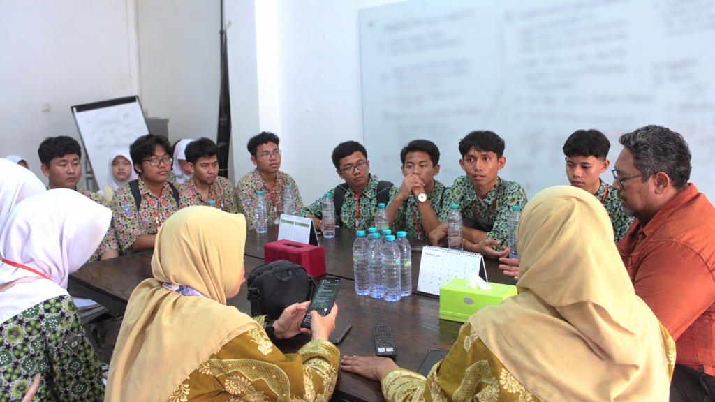 Kunjungan Jurnalistik El-MANZIL ke kantor dari beritajatim.com didampingi oleh Pembina Jurnalistik dan Waka Kesiswaan MAN Sidoarjo