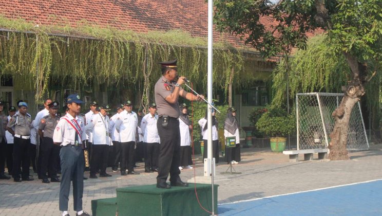 MTsN 3 Sidoarjo Gelar Upacara Gabungan Bersama Anggota Polsek Tarik, Tegaskan Pencegahan Kenakalan Remaja