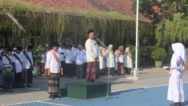 Peringati Hari Santri 2026, MTsN 3 Sidoarjo Gelar Upacara Khidmat