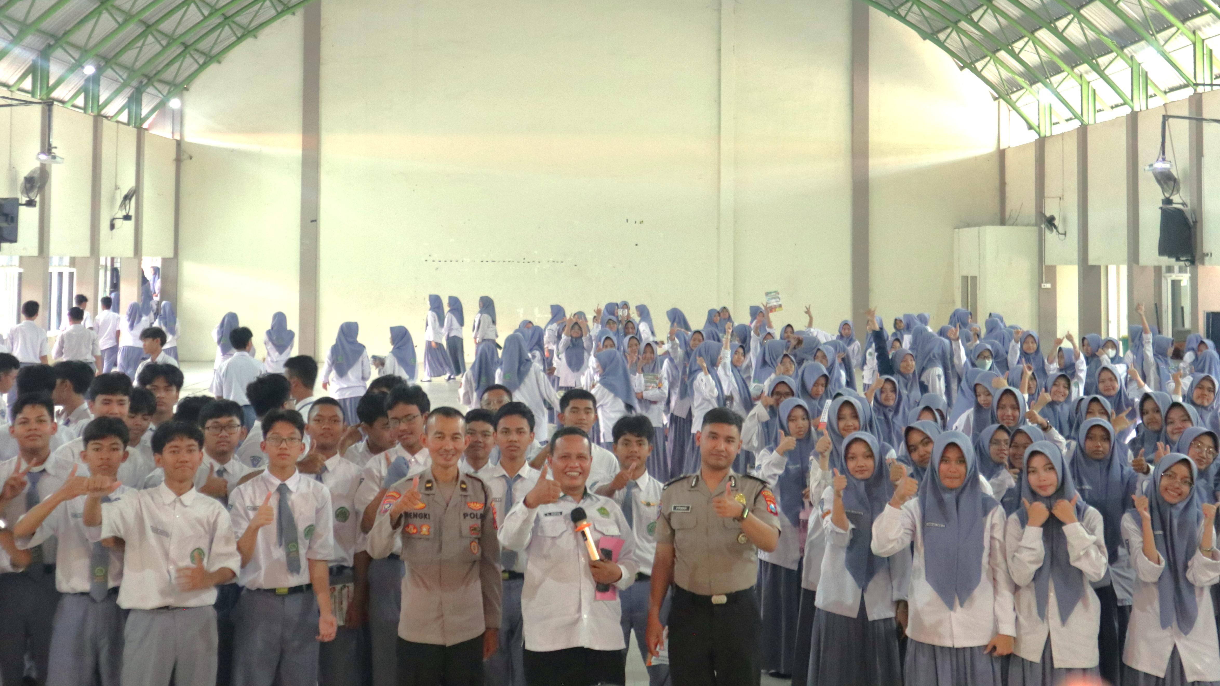 Polresta Sidoarjo berfoto bersama dengan murid MAN Sidoarjo setelah memberi edukasi terkait Bullying dan Radikalisme