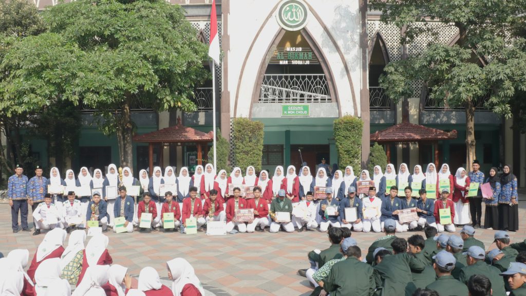 Apresiasi terhadap prestasi Murid MAN Sidoarjo pada Upacara Peringatan Hari Kesaktian Pancasila