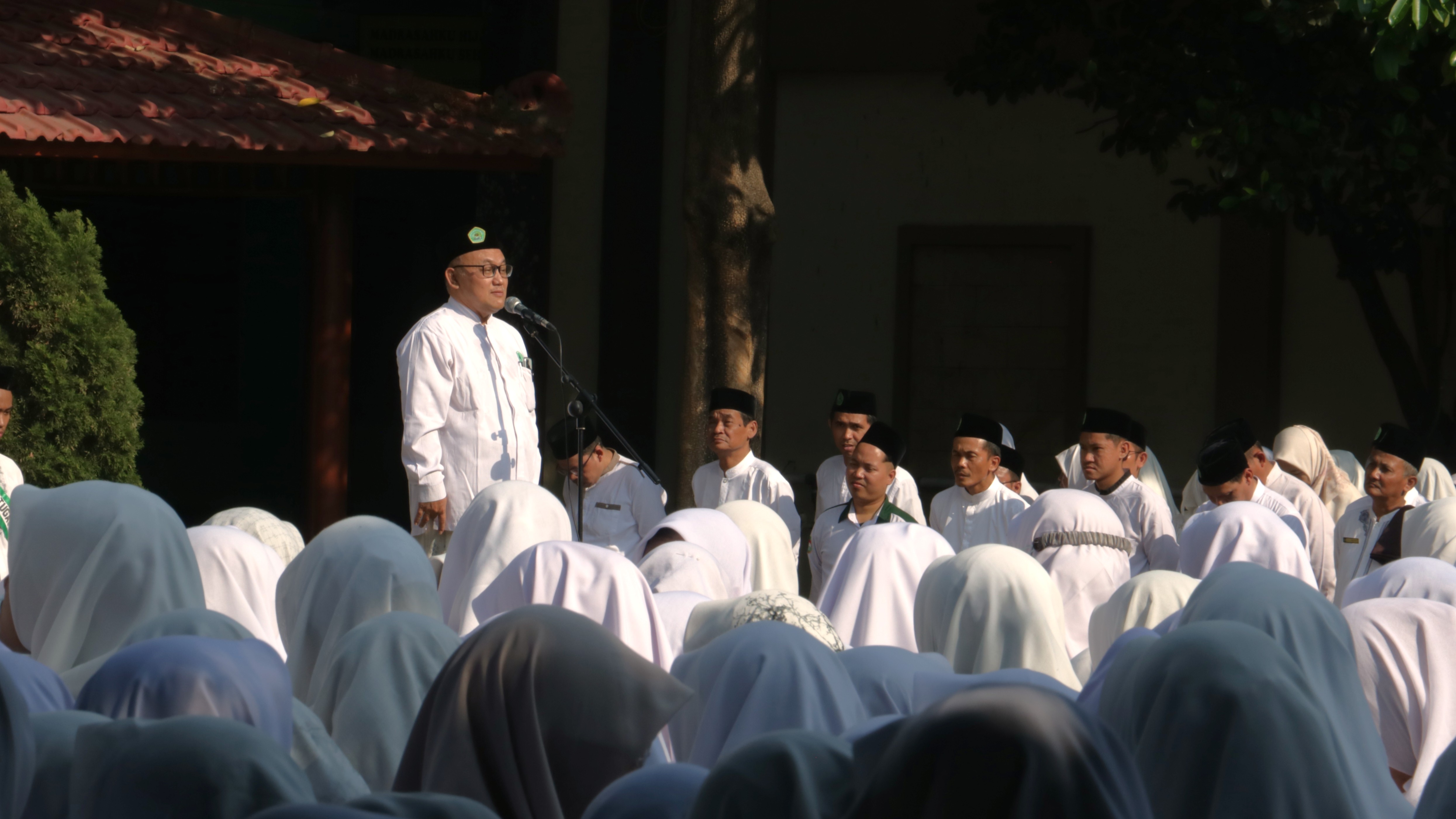 Achmad Saifullah, Plt Kepala MAN Sidoarjo, menyampaikan amanat dalam Upacara Peringatan Hari Santri 2026 di MAN Sidoarjo