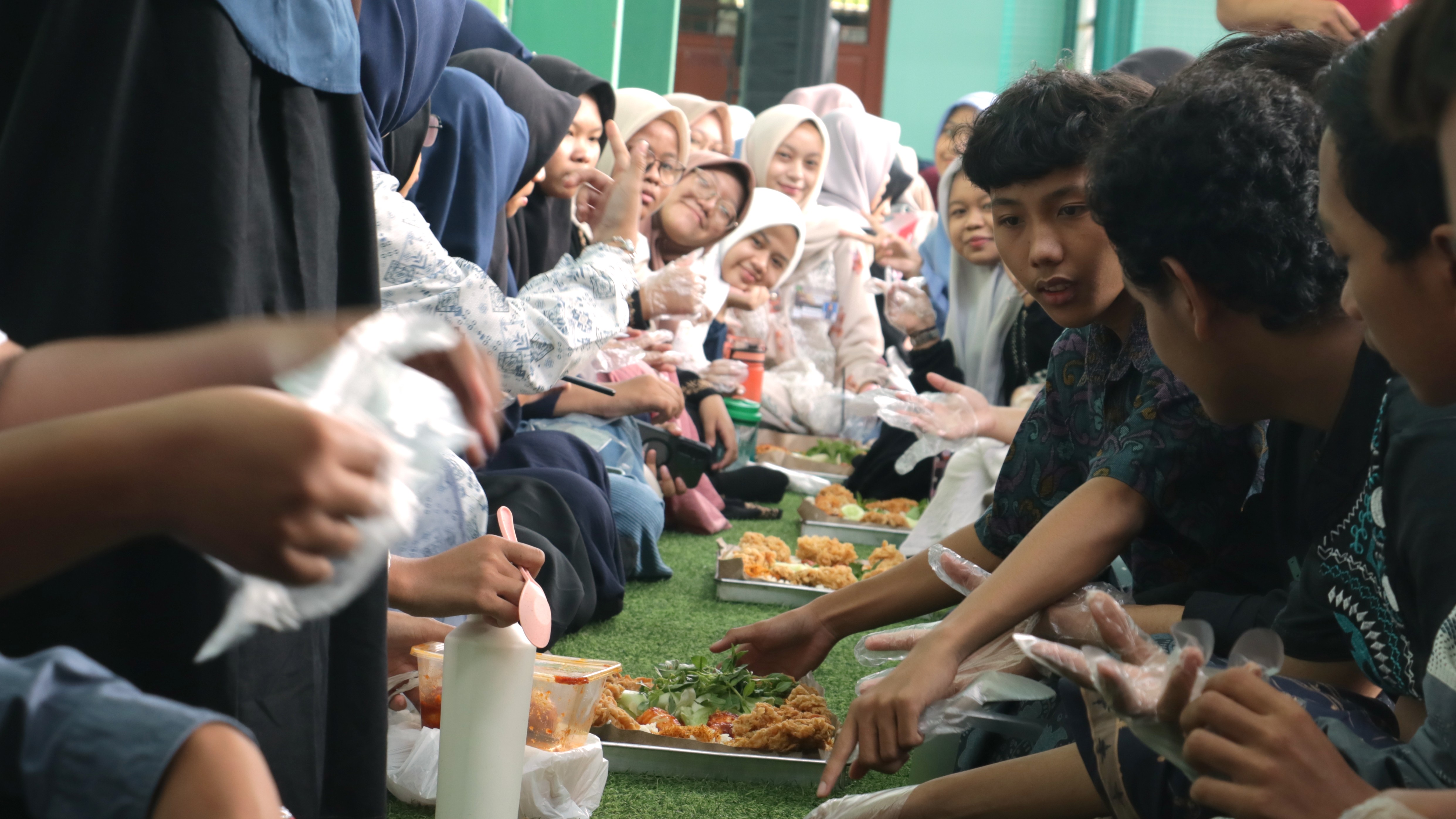 Makan Bersama dalam Peringatan Hari Santri 2026 di MAN Sidoarjo