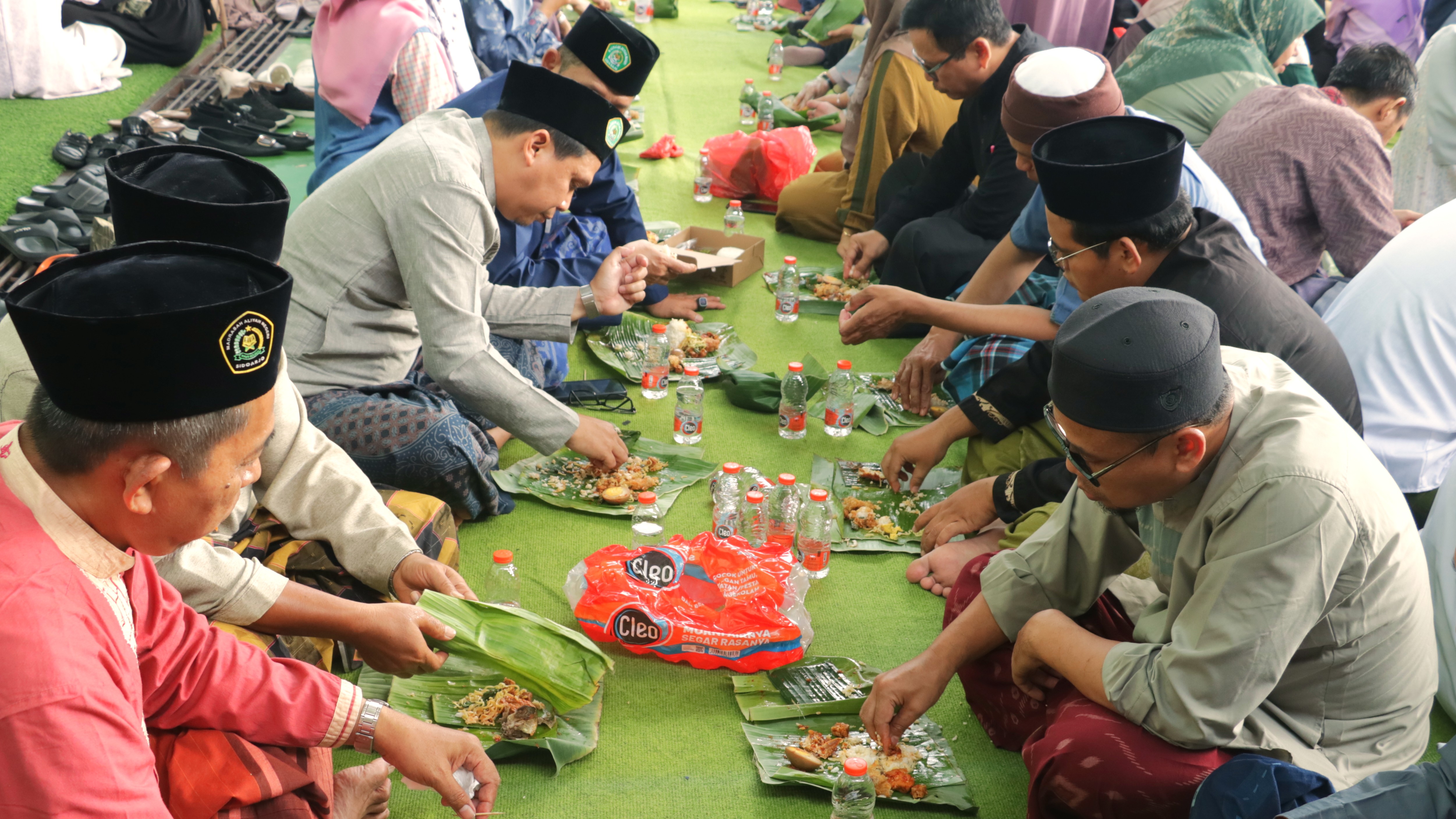 Guru dan Siswa kompak untuk memeriahkan Makan Bersama