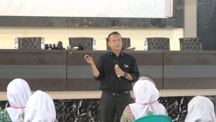 Fotografer Senior Jawa Pos, Sugeng Deas, menyampaikan materi terkait fotografi kepada El-Manzil MAN Sidoarjo