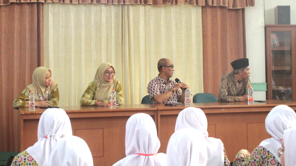 Pemaparan Materi tentang Skema Media Masa oleh Direktur dan General Manager Harian Umum Duta Masyarakat
