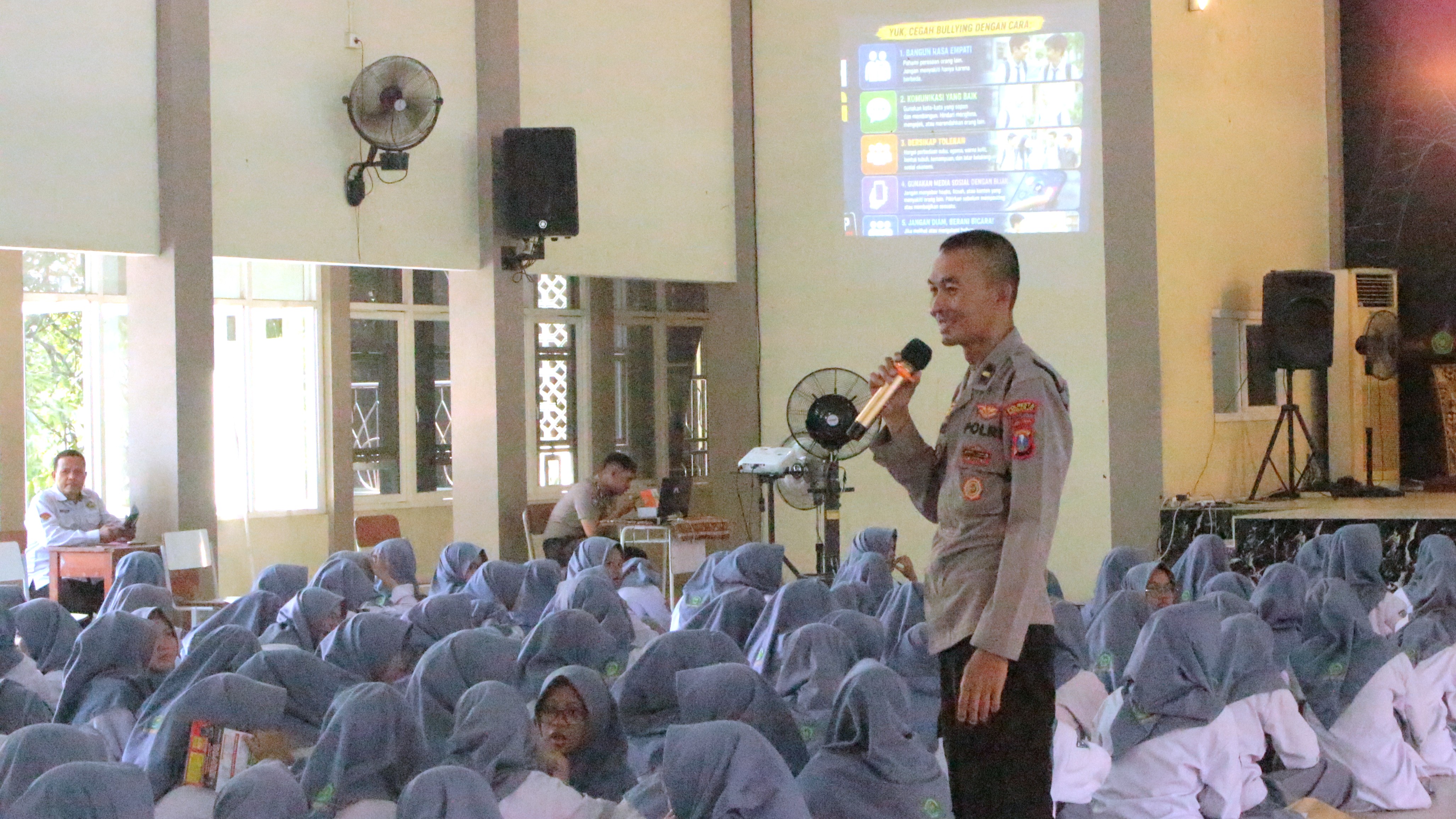 Ipda Hengki Nugroho memberikan edukasi tentang bullying kepada murid MAN Sidoarjo