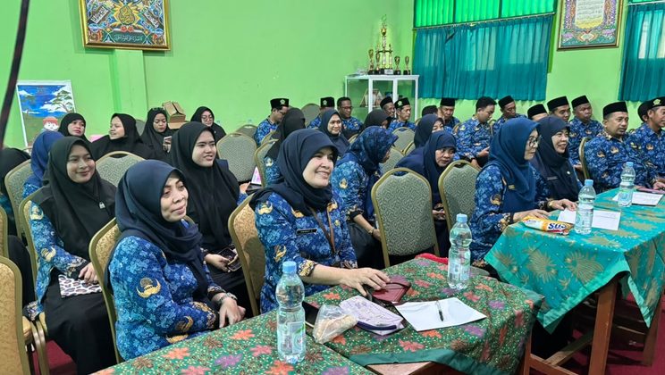 Rapat Dinas Awal Oktober, Kepala MTsN 4 Sidoarjo Tekankan Tanggung Jawab, Kebersihan, dan Persiapan Porseni