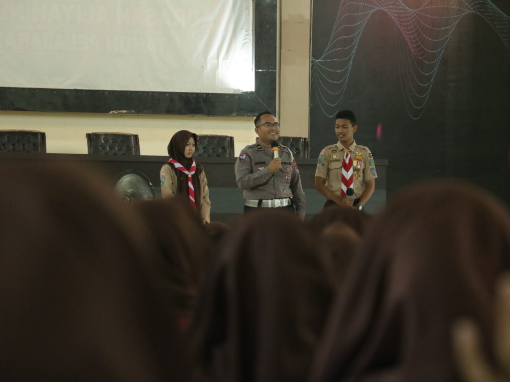 IPDA Fiki Jaeng bersama Murid MAN Sidoarjo Memberikan Edukasi Terkait AI