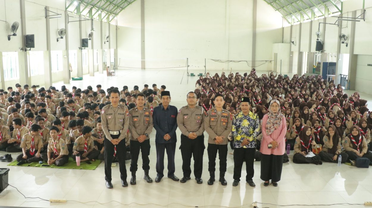 Tim dari POLRESTA Sidoarjo memberikan tentang AI di MAN Sidoarjo