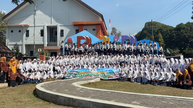 Belajar Seru di Luar Kelas, Siswa Kelas 8 MTsN 4 Sidoarjo Jelajahi BBIB Singosari hingga Santera The Lavonte