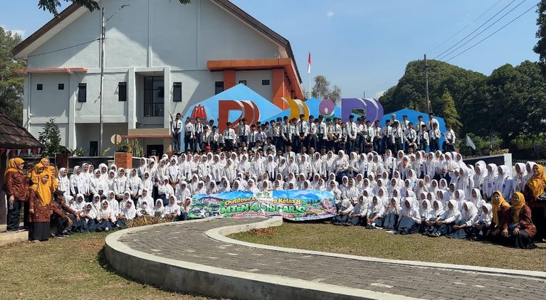 Belajar Seru di Luar Kelas, Siswa Kelas 8 MTsN 4 Sidoarjo Jelajahi BBIB Singosari hingga Santera The Lavonte