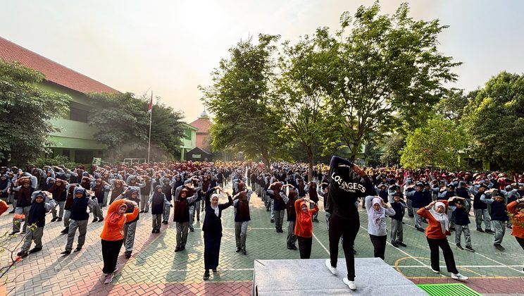 Jumat Sehat dan Bersih di MTsN 4 Sidoarjo: Menjaga Kesehatan, dan Menumbuhkan Kepedulian terhadap Lingkungan Bersama Bunda Rossa