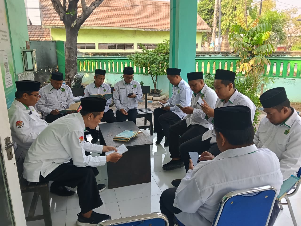 Perkuat Kompetensi dan Kualitas SDM, Pegawai KUA Prambon Rutin Mengaji Kitab Fathul Qarib Usai Apel Pagi