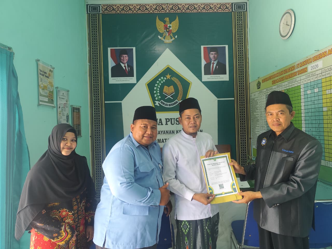 KUA Prambon Serahkan Surat Keterangan Terdaftar kepada Dua Majelis Taklim