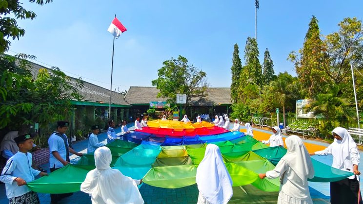 Aksi Cerdas Santri MIN 1 Sidoarjo Rayakan Hari Santri 2026 untuk Bumi yang Semakin Panas